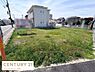 外観：角地に位置し道路からのアクセスが良好な現地土地写真です。周囲には住宅が並び開放感のある環境が特徴的です。日当たりも期待できる区画となっております。幅広い用途に対応可能な土地です。