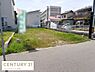 外観：周囲に住宅が立ち並ぶエリアにある現地土地写真です。前面道路との接道部分が広く区画の形も整っています。住宅や事務所など多用途に活用が可能な土地です。陽当たりが良く落ち着いた住環境が期待できます。