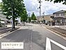 その他：前面道路が広々としており車の出し入れがしやすい環境です。周囲には緑があり落ち着いた雰囲気が広がっています。歩道も整備され安心してご利用いただけます。周辺には住宅が並び整然とした街並みが特長です。
