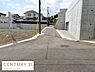 その他：現地写真は落ち着いた住宅街の様子が確認できます。前面道路は舗装されており道幅も見やすい印象です。周辺には新しい建物や空き地も見受けられ環境の変化も期待できます。