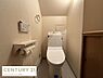 トイレ：清潔感のあるシンプルなトイレ空間です。ペーパーホルダーやタオル掛けも設置されており使い勝手が考えられています。落ち着いた色合いでまとめられており日常生活に馴染みやすいデザインです。