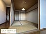 和室：落ち着いた雰囲気の和室です。畳の温もりが感じられる空間。天井や照明も和の趣を演出。収納スペースも備わっています。隣室や廊下とのつながりも便利です。