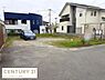 外観：周辺に住宅が立ち並ぶ静かな環境の現地土地写真です。前面道路が広く車の出入りもスムーズに行うことができます。敷地は整形地で建築プランも立てやすい形状です。