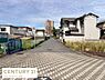 その他：前面道路は幅員があり車の通行も安心して行えます。周辺には住宅や施設が並び落ち着いた雰囲気が特徴です。敷地前は視界が良好で開放感があります。舗装もしっかりしていて管理状態がうかがえます。