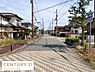 その他：整然と整備された道路が広がり周囲には戸建て住宅が立ち並ぶ住宅街の現地からの眺望です。電柱や配線が遠くまで続き街並みが見渡せる環境です。車通りも落ち着き穏やかな雰囲気が感じられる場所です。
