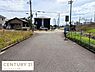 その他：前面道路は広々としており車の出入りがしやすい造りです。周辺は開放感があり落ち着いた雰囲気となっています。道路脇にはフェンスが整備され安心感があります。日当たりの良い立地が魅力のポイントです。