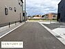 その他：前面道路は見通しが良く車の出入りがしやすい道幅です。敷地へのアプローチもスムーズに行えます。周囲は静かな住宅街で安心して生活できる環境が整っています。新しい舗装が施され清潔感があります。