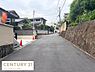その他：前面道路は幅員が広く車の出入りも安心して行えます。周囲は落ち着いた住宅街で住環境も良好です。歩道や石垣が整備されきれいな街並みが特徴です。建物や植栽も手入れされていて快適な毎日が期待できます。