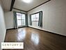 室内：2面に窓があるため自然光がしっかりと入るお部屋です。フローリング床が空間をすっきりと見せています。カーテン付きでお引越し後すぐに利用できます。シンプルな内装で家具の配置がしやすいです。