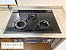 キッチン：三つ口のガスコンロを備えており調理がしやすいキッチンです。広々とした作業スペースが確保されているのも特徴です。お手入れもしやすい設計で効率的なキッチン環境が整っています。