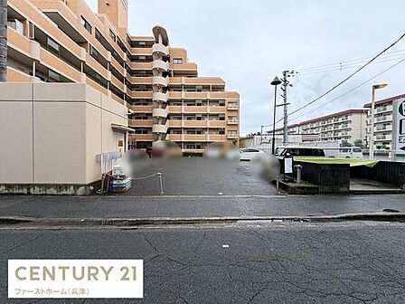 広々とした駐車スペースが確保されており車両の出し入れがしやすい配置です。前面道路も比較的ゆとりがありアクセスもスムーズです。建物と駐車場が近接しているため移動も便利です。