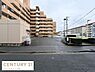 駐車場：広々とした駐車スペースが確保されており車両の出し入れがしやすい配置です。前面道路も比較的ゆとりがありアクセスもスムーズです。建物と駐車場が近接しているため移動も便利です。