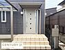 玄関：すっきりとしたデザインの玄関が出迎えます。広めのタイルステップで昇降しやすく訪れる方にも印象的です。屋根付きで雨の日も安心の設計です。郵便受けも近くて便利です。清潔感のある外観が特徴的です。