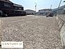 外観：広々とした敷地でさまざまな用途に対応できる現地土地写真です。整地された状態が保たれておりすぐにご利用いただけます。周囲には住宅が建ち並んでいて落ち着いた雰囲気が感じられます。
