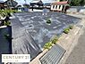 外観：日当たりの良い現地土地写真です。平坦な地形で多様な用途に対応しやすい土地です。周囲は落ち着いた住宅街が広がっています。道路に面しているためアクセスも便利です。現地の様子が分かりやすい一枚です。