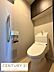 トイレ：シンプルで使いやすいトイレ空間です。壁付けの手すりが設置されており安心感があります。トイレ上部には収納棚が備え付けられており整理整頓に便利です。清潔感のある内装が特徴的です。