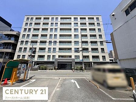 堂々とした外観が印象的なマンションです。角地に位置し道路からのアクセスもわかりやすい建物です。シンプルなデザインで各住戸のバルコニーも広々としています。周辺に建物も多く利便性の高さがうかがえます。