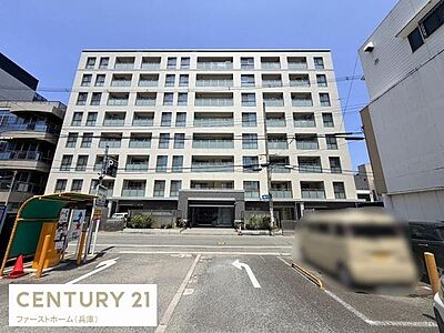 外観:堂々とした外観が印象的なマンションです。角地に位置し道路からのアクセスもわかりやすい建物です。シンプルなデザインで各住戸のバルコニーも広々としています。周辺に建物も多く利便性の高さがうかがえます。 外観:堂々とした外観が印象的なマンションです。角地に位置し道路からのアクセスもわかりやすい建物です。シンプルなデザインで各住戸のバルコニーも広々としています。周辺に建物も多く利便性の高さがうかがえます。