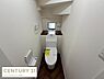 トイレ：コンパクトな空間にトイレ設備が効率的に配置されています。小窓から外光が入るため明るさも感じられます。棚が備え付けられているのでちょっとした収納としても活用できます。