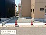 駐車場：建物横にゆとりあるスペースの駐車場です。砕石敷きでメンテナンスがしやすい仕様となっています。奥行きがあり車の出し入れもスムーズです。駐車スペースがしっかり確保されている点が魅力的です。