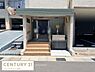 その他：建物のエントランスは屋根が付いており天候を気にせず出入りがしやすいロビーです。段差も手すりが設置されており安心してご利用いただけます。清潔感のあるタイル張りの階段が特徴的です。