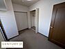 子供部屋：シンプルな設計で使いやすい子供部屋です。クローゼットが備わっており収納も確保されています。窓からの自然光が入り明るい空間です。使い勝手の良い広さが魅力となっています。家具の配置がしやすい間取りです。