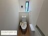 トイレ：シンプルで清潔感のあるトイレ空間です。小窓が設けられており明るさと換気に配慮されています。壁面収納も備わっており使い勝手の良さが感じられます。床は落ち着いた色合いで室内の雰囲気を引き締めています。