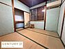 寝室：落ち着いた和室の雰囲気が魅力です。畳敷きで足元も快適です。収納スペースが確保されており整理整頓もしやすい設計です。木枠の窓が空間に温もりを感じさせます。