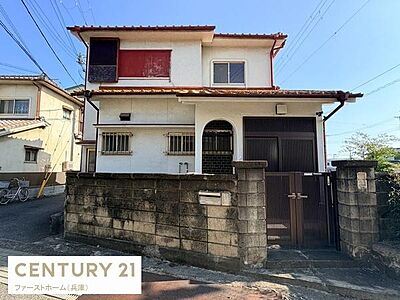 外観:落ち着いた印象の外観で住まいとしての安心感があります。門扉と塀によりプライバシーも守られています。道路に面しているためアクセスしやすい点も魅力です。周辺の住宅とも調和した佇まいです。 外観:落ち着いた印象の外観で住まいとしての安心感があります。門扉と塀によりプライバシーも守られています。道路に面しているためアクセスしやすい点も魅力です。周辺の住宅とも調和した佇まいです。