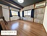 子供部屋：広々とした子供部屋でお子様の成長に合わせた使い方が可能です。大きな窓から光が差し込み開放的な印象を与えます。ナチュラルな木目調のフローリングが温かみを感じられる空間です。