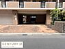 駐車場：屋根付きで天候の影響を受けにくい駐車場です。道路からの出入りもスムーズに行えます。敷地内にゆとりある設計が感じられます。毎日の車の利用に便利な環境です。区画もわかりやすく使いやすさが特長です。