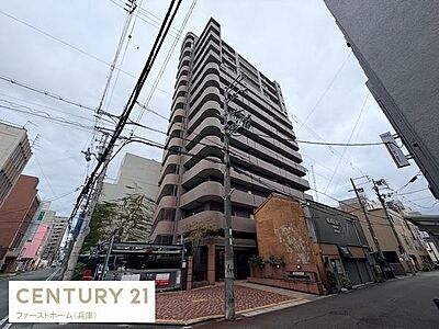 外観:落ち着いた色合いの外観が印象的なマンションです。バルコニーの曲線が特徴的で建物全体のデザインに個性を感じます。通りに面した立地で視認性も高い建物です。高層階まであるため開放感も期待できます。 外観:落ち着いた色合いの外観が印象的なマンションです。バルコニーの曲線が特徴的で建物全体のデザインに個性を感じます。通りに面した立地で視認性も高い建物です。高層階まであるため開放感も期待できます。