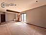 リビング/ダイニング：【建築中】広々とした快適なリビング。家具を配置してもゆとりがあり、対面キッチンから空間全体を見渡せるため、家族の繋がりを常に感じながら心地よくリラックスできます。