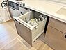キッチン：食洗器を完備しており、手間なく食器をきれいに。忙しい日々に便利で、家事の負担を軽減し、時間を有効に使えます。