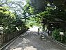 周辺：三溪園まで1525m、桜の名所として知られる日本庭園。四季折々の緑を楽しめるほか重要文化財の建物が多数あり歴史を感じさせてくれるスポットです。