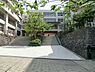 周辺：鎌倉市立植木小学校まで1562m、お城のような大きな木製の校門と瓦葺の外壁を持つ学校です。交通量の多い通りに面していますが、歩道も整備されています。