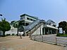 周辺：小田急江ノ島線六会日大前駅まで600m、駅西側には日大湘南キャンパス・日大藤沢高校のほか多摩大学の湘南キャンパスもあります。東側は小規模商店が多く揃っています。