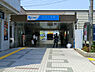 周辺：小田急線「百合ヶ丘」駅まで1784m、駅北側は閑静な住宅街が広がり、駅南側は複数の団地とスーパーがあるため賑わっています。