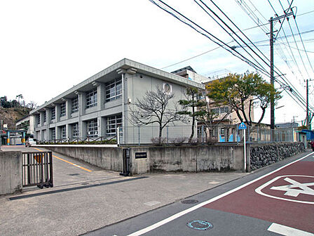 片瀬小学校まで1364m