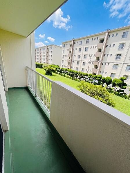目の前に広がる豊かな緑と青空が魅力の、開放感あふれるバルコニーです。たっぷりの日差しと心地よい風を感じられる空間は、お洗濯物を干すのはもちろん、外の空気を吸ってリフレッシュするのにも最適です。