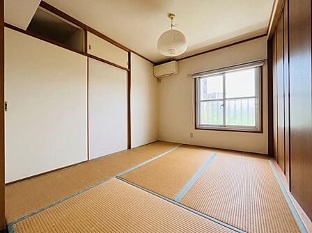 リビング横で使い勝手の良い和室です!大容量の収納を備え、空間をすっきり保てます。客間やご家族のくつろぎスペースとして多目的に大活躍します!