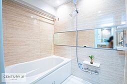 [風呂] 落ち着いた雰囲気のバスルームです。シャンプーなどをおける小物置き付きで床が汚れにくく、嬉しいですね。一日の疲れを癒す大切な空間です。