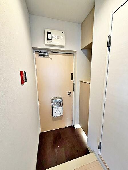 【玄関】シューズボックス付きで靴が収納でき、玄関回りをすっきりと見せることができます。