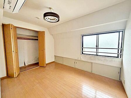 【洋室】リビングに隣接した洋室。どんなインテリアにも合わせやすい、シンプルなデザインの洋室です。
