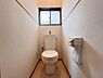 トイレ：明るい窓付きのトイレで通気性に配慮された空間です。手洗い付きのトイレで機能的です。使いやすい配置のペーパーホルダーも備えています。