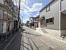 その他：前面道路は広く車の出し入れもスムーズに行えます。