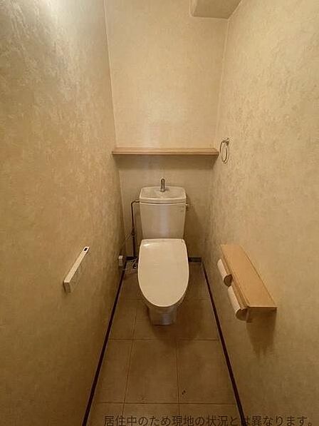 すっきりとした印象のトイレです。収納棚も設置されており小物の整理がしやすいです。