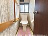 トイレ：窓付きのトイレで自然光が入る明るい空間です。手すりが設置されており使いやすさにも配慮されています。