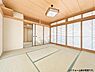和室：広々とした和室は、畳や木目の天井が落ち着いた雰囲気を演出しています。自然光が差し込み明るい空間を保ってくれます。ふすまの絵柄も空間に和の趣を添えています。