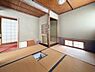 和室：2階4.5帖の和室（茶室）です。伝統的な意匠が印象的な和室。天井や柱に工夫が施され落ち着いた雰囲気が感じられます。窓から優しい光が差し込みます。
